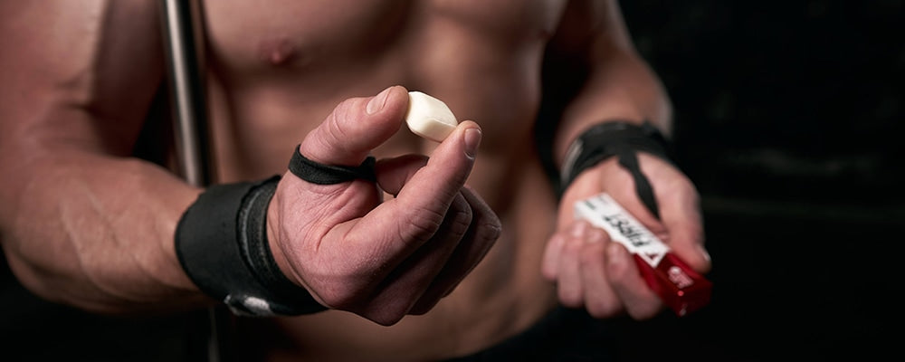 ontbloot bovenlichaam met focus op handen waarin die First Energy Gum vasthoudt